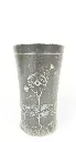 Gobelet en étain à décor de fleurs, signé et des années 1900.                                      Pewter cup decorated with flowers, signed and from the 1900s.