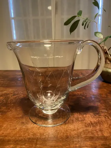 Cristal de France pichet.                                French crystal pitcher.