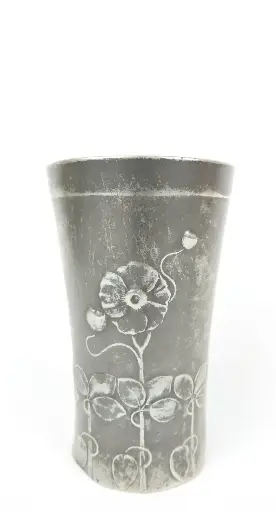 Gobelet en étain à décor de fleurs, signé et des années 1900.                                      Pewter cup decorated with flowers, signed and from the 1900s.