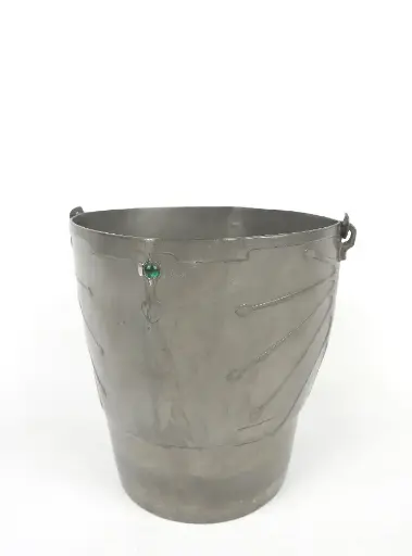 Sceau à glaçons en étain, des années 1900, monogrammé et numéroté.                 Pewter ice bucket, from the 1900s, monogrammed and numbered.