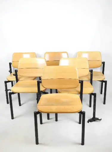Martin STOLL, ce lot de 6 chaises emblématiques des années 80, hyper recherchées, surtout avec le piètement noir. La cote d'une seule chaise est de 300€.  Martin STOLL, this set of 6 iconic chairs from the 80s, highly sought after, especially with the black base. The cost of a single chair is €300.