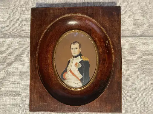 Miniature XIXème, huile du portrait de Napoléon Bonaparte, sur cadre en bois naturel.                                                      19th century miniature, oil portrait of Napoleon Bonaparte, on natural wood frame.