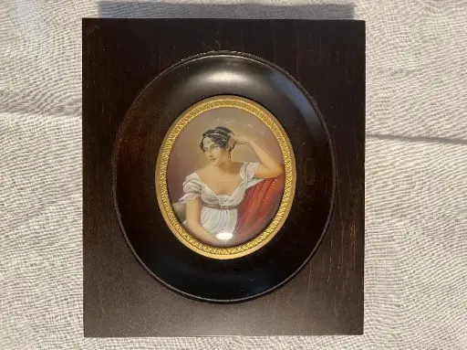 Miniature, portrait à l'huile de l'impératrice Joséphine, époque XIXème, sur cadre en bois naturel.                                     Miniature, oil portrait of Empress Joséphine, 19th century, on natural wooden frame.
