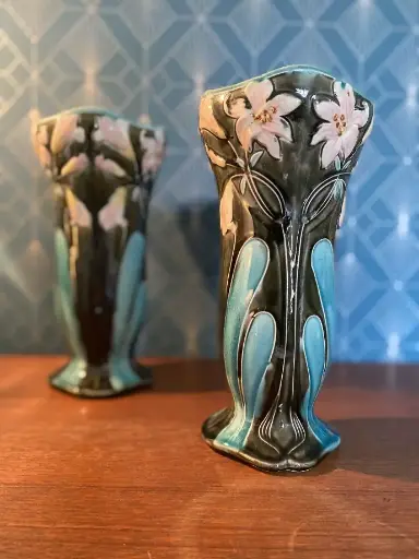 Vase art nouveau, superbe paire de vases barbotine en faïence des années 1900, signées et numérotées.                               Art nouveau vase, superb pair of earthenware slip vases from the 1900s, signed and numbered.