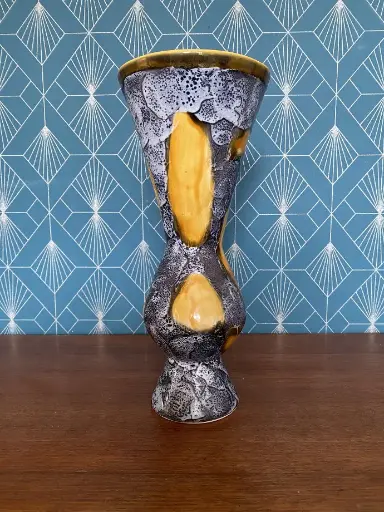 Vase Vallauris années 70, forme cônique, parfait état.  Vallauris vase from the 70s, conical shape, perfect condition.