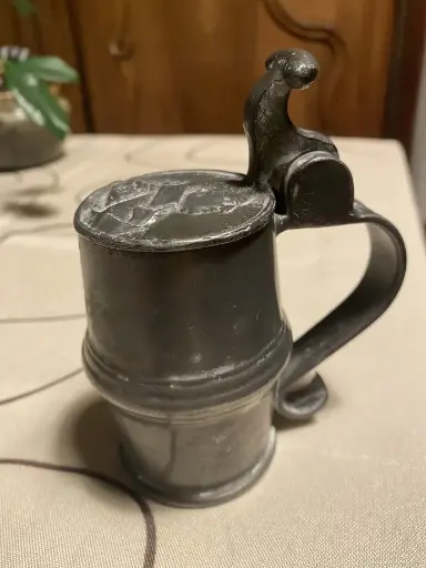 Chope en étain XVIIIème siècle.                                         18th century pewter mug