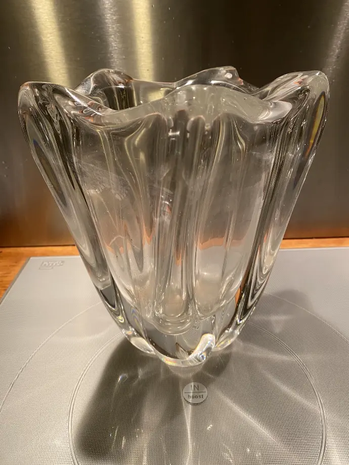 Daum France en cristal pressé, pour ce vase de forme tulipe des années 1900.          Daum France in pressed crystal, for this tulip-shaped vase from the 1900s.