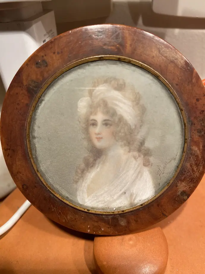 Boite en placage de loupe signée d'une pastel miniature. XIXème siècle. Box in burl veneer signed with a miniature pastel. Nineteenth century.
