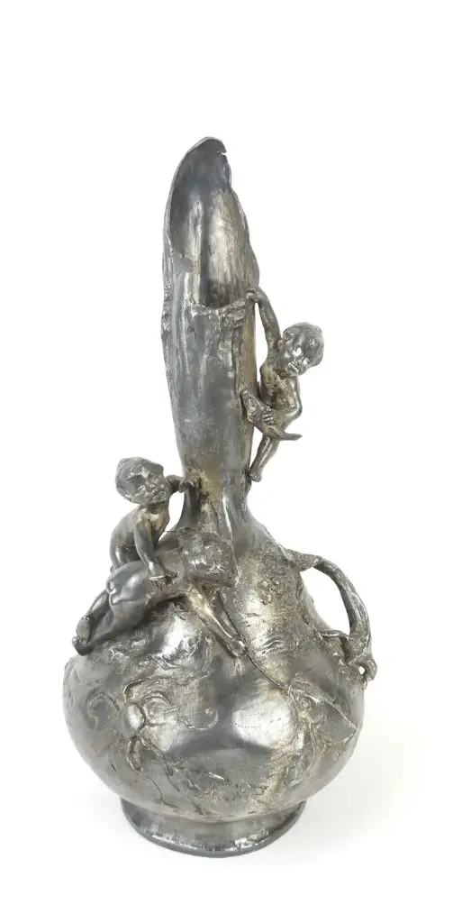 Vase en étain, à décor d'enfants à la pêche, époque art nouveau.                             Pewter vase, decorated with children fishing, art nouveau period.