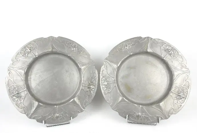 Plats en étain signé Walter Scherf, des années 1900, marqués et numérotés.              Pewter dishes signed Walter Scherf, from the 1900s, marked and numbered.
