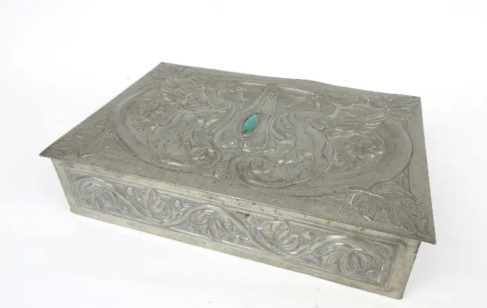 Boite en étain repoussé par Alfred Daguet (1875-1942), gravure à décor de chimères et intérieur bois.                                        Pewter box embossed by Alfred Daguet (1875-1942), engraving decorated with chimeras and wooden interior.