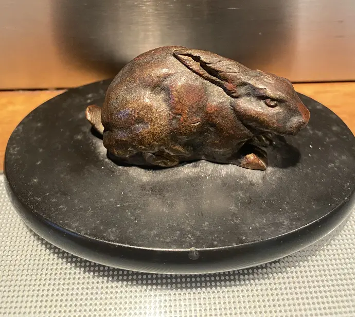 Alphonse-Louis Barye vous propose ce joli petit bronze du début XIXème. Cette étude fut réalisée , comme souvent d'ailleurs, avant son oeuvre défintive.Non signée, on reconnait bien son style et sa ciselure innimitable Aucun doute, c'est un Barye, je vous le garanti..        Alphonse-Louis Barye offers you this pretty little bronze from the early 19th century. This study was carried out, as is often the case, before his definitive work. Unsigned, we clearly recognize his style and his inimitable carving No doubt, it's a Barye, I guarantee it..