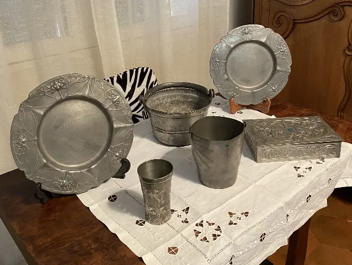 Lot complet en étain,  époque art déco, signé et monogrammé Jurgendstill, début XXème. Superbe.                              Complete lot in pewter, art deco period, signed and monogrammed Jurgendstill, early 20th century. Stunning.