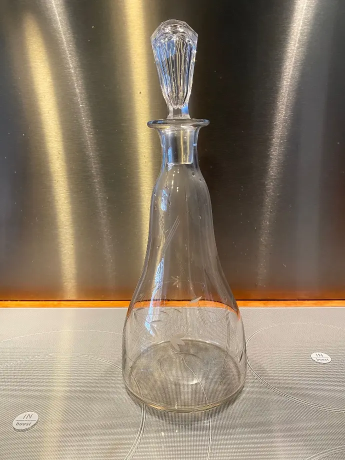 Carafe en cristal ciselé, à décor de feuilles, époque art déco.                                     Carafe in chiseled crystal, decorated with leaves, art deco period.