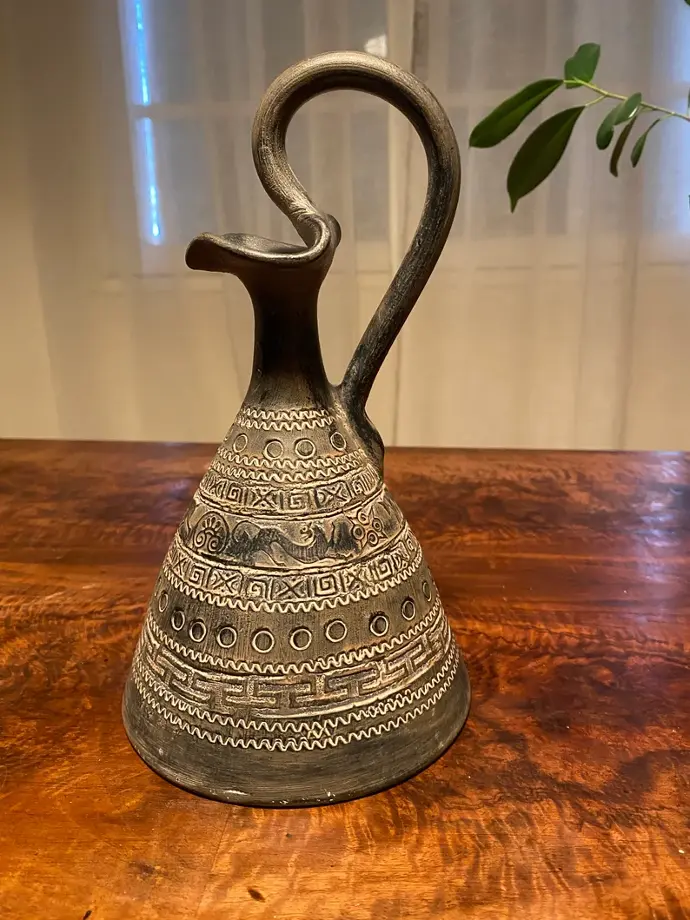 Carafe ou verseuse à décor de frises en céramique, époque art déco.                 Carafe or jug decorated with ceramic friezes, art deco period.