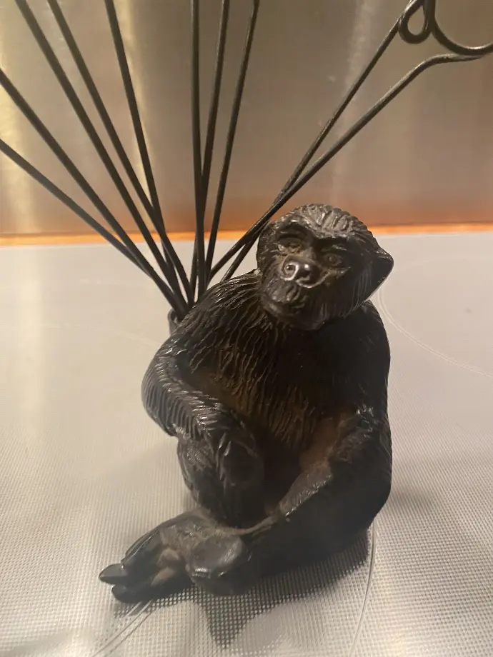 Bronze animalier du début XXème, gorille finement ciselé à la patine impeccable. Transformé en porte photos, très original et utile. Beaucoup de charme.                Animal bronze from the early 20th century, finely chiseled gorilla with impeccable patina. Transformed into a photo holder, very original and useful. Very charming.