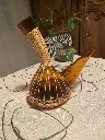 Décanteur à vin vintage, ou verseuse en verre et osier, années 70 en bon état.