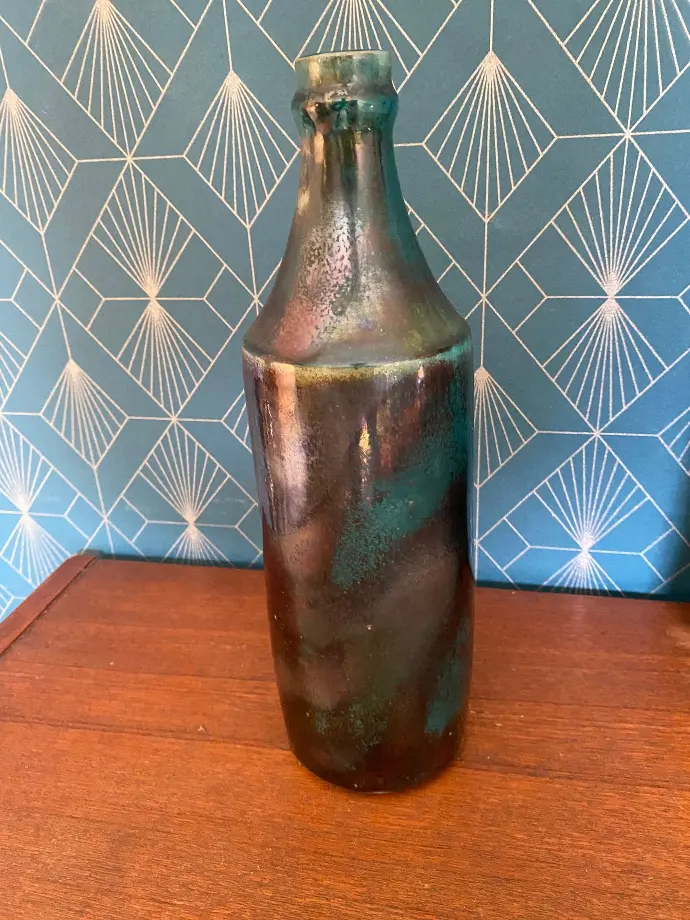 Grand céramiste du XIXème jusqu'à l'art déco ,Joseph Milazzo( 1850-1935) fonde à Vallauris, le "Vieux Vallauris" en 1880, où il crée de nouveaux effets lumineux et avangardiste. Cette bouteille ou verseuse en céramique émaillée métallique est en excellent état. Rare et signée bien sur.                A great ceramist from the 19th century to art deco, Joseph Milazzo (1850-1935) founded “Vieux Vallauris” in Vallauris in 1880, where he created new luminous and avant-garde effects. This metallic glazed ceramic bottle or jug ​​is in excellent condition. Rare and signed of course.