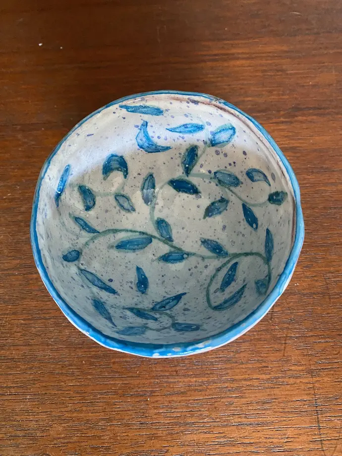 Bol en céramique des années 50, signé CL pour Claude Levy à Vallauris. Décors de feuilles bleues en émaux cloisonnés. Très beau travail, vraiment charmant.                    Ceramic bowl from the 50s, signed CL for Claude Levy in Vallauris. Blue leaf decorations in cloisonné enamel. Very beautiful work, really charming.