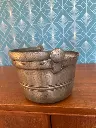 Porte Diner du XVIIIème siècle, en étain poinçonné et marqué de son armoirie au dessous. Art populaire. Belle pièce rare dans son jus.                                                        18th century dinner holder, in punched pewter and marked with its coat of arms on the bottom. Folk art. Beautiful rare piece in its original condition.