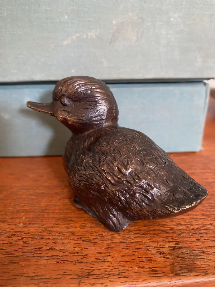Bronze animalier des années 40, caneton à la patine brune, très jolie ciselure.                                          Animal bronze from the 1940s, duckling with brown patina, very pretty chiseling.