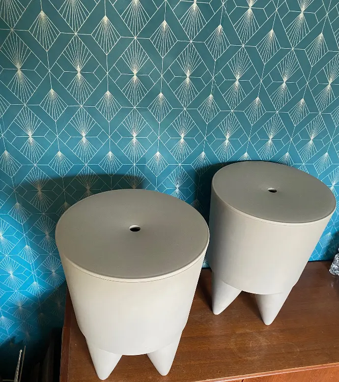 2 Tabourets, signés Philippe STARCK, grand designer Français des années 80. En super état.                          Pair of stools, signed Philippe STARCK, great French designer of the 80s. In super condition.