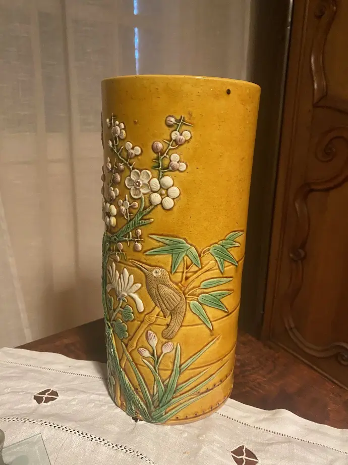 Vase rouleau en provenance d'Asie de l'époque art déco. Superbe travail d'émaux à décor de bambous et d'oiseaux. En excellent état et de très belle taille puisqu'il mesure 30cm de haut.                                          Roller vase from Asia from the Art Deco period. Superb enamel work decorated with bamboo and birds. In excellent condition and of a very good size since it measures 30cm high.