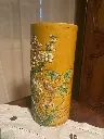 Vase rouleau en provenance d'Asie de l'époque art déco. Superbe travail d'émaux à décor de bambous et d'oiseaux. En excellent état et de très belle taille puisqu'il mesure 30cm de haut.                                          Roller vase from Asia from the Art Deco period. Superb enamel work decorated with bamboo and birds. In excellent condition and of a very good size since it measures 30cm high.