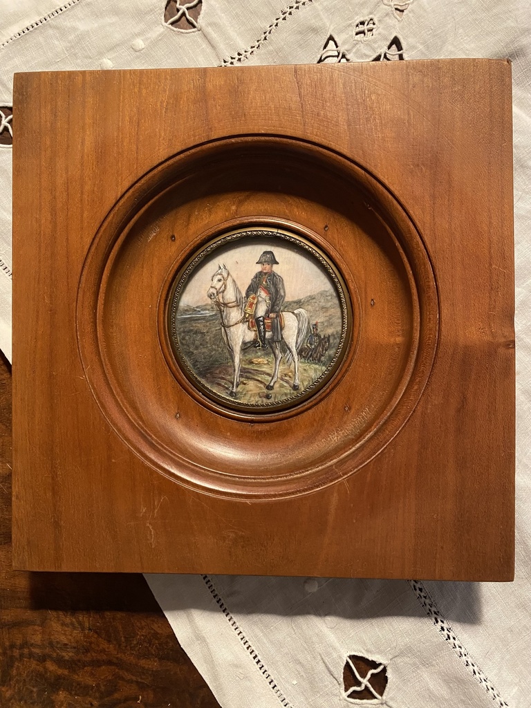 Portrait miniature du XIXÈME siècle, peinture sur ivoire de Napoléon sur son cheval, cadre en bois naturel. Miniature portrait of the 19th century, painting on ivory of Napoleon on is horse, natural wood frame, monogrammed.
