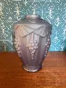 Vase artdéco, verre moulé mauve à décor de grappes en excellent état et de très belle taille puisqu'il mesure 30 cm de haut. Superbe.                                                      Art Deco vase, purple molded glass with cluster decoration in excellent condition and very nice size since it measures 30 cm high. Superb.