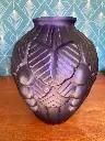 Vase art déco en verre moulé, bleu nuit à décors  de formes géométriques et en excellent état. Très belle taille puisqu'il mesure 25cm de haut. Ce vase a été attribué à Nancy Diane pour Daum, même s'il n'est pas signé. Une merveille.                           Art Deco vase in molded glass, midnight blue with geometric shapes and in excellent condition. Very nice size since it measures 25cm high. This vase was attributed to Nancy Diane for Daum, even if it is not signed. A marvel.