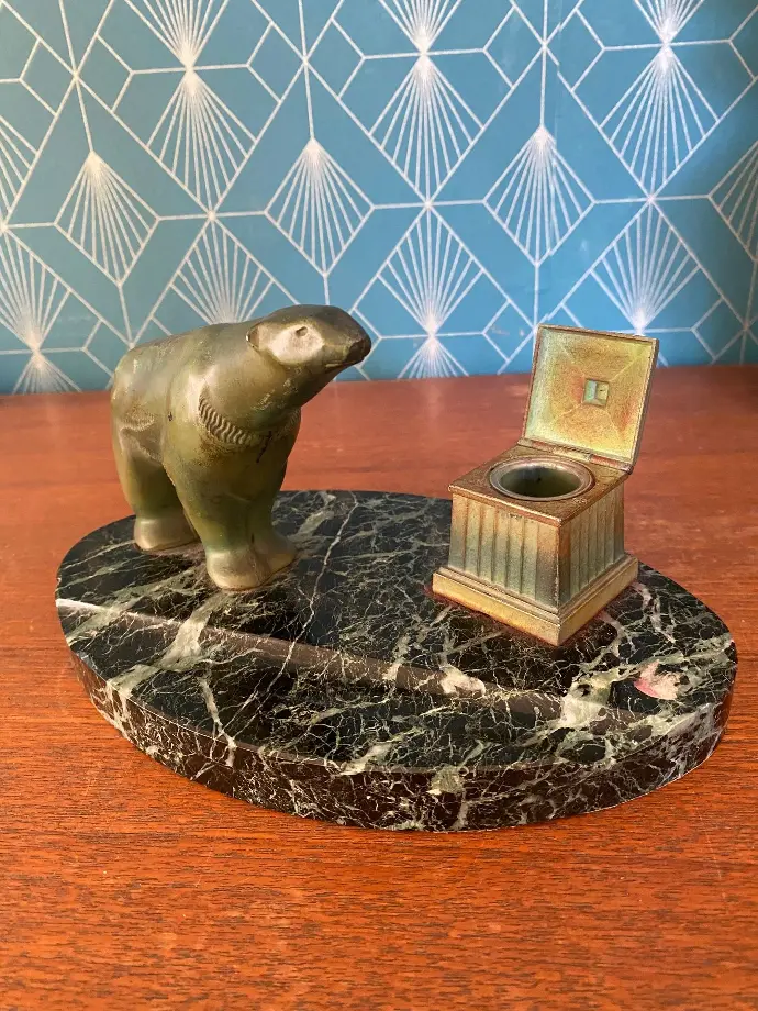 Encrier des années 1900, ours polaire à la patine verte en régule, sur socle marbre noir de Carrare. Superbe et très actuel.                                     Inkwell from the 1900s, polar bear with green patina in spelter, on a black Carrara marble base. Superb and very modern.
