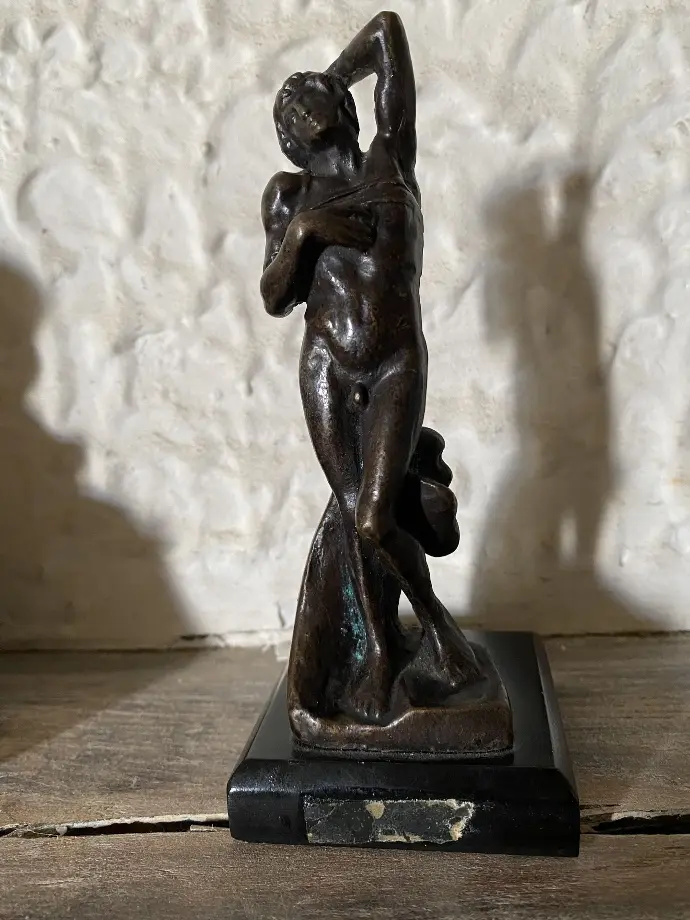 Bronze, d'après "L'escalve mourant" de Michel Ange.  Bronze, after “The Dying Slave” by Michelangelo.