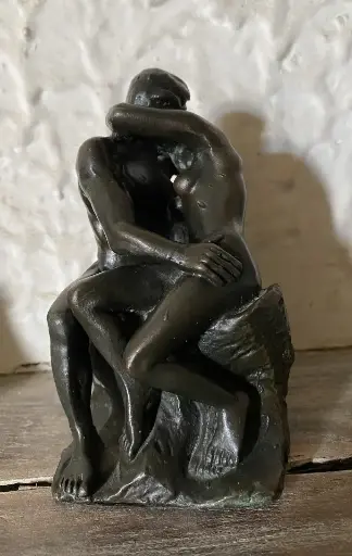 Bronze d'après " Le baiser" de Rodin. Bronze after Rodin's "The Kiss".