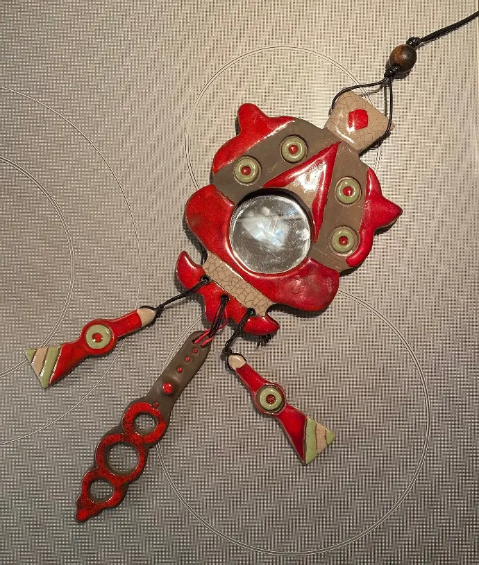 Miroir en céramique craquelée des années 60/70. Pièce unique.                           Cracked ceramic mirror from the 60s/70s. Unique piece.