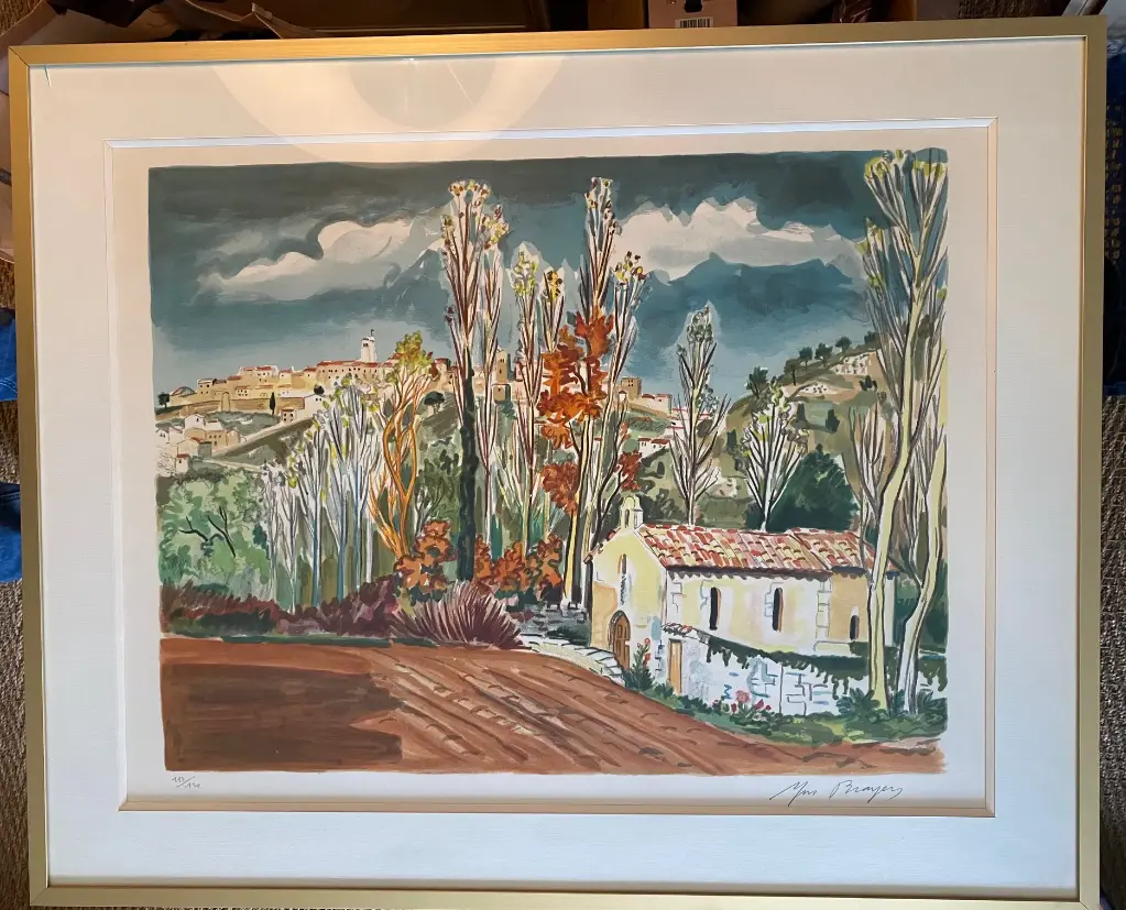 Lithographie Yves Brayer "La chapelle de Cordes sur ciel" signée, numérotée et encadrée sous verre à relief. Baguette en laiton. Elle mesure 85x70 et est en superbe état. Une pure merveille pour l'une de ces dernière œuvre du village ou il finit ces jours.                             Lithograph by Yves Brayer "La chapelle de Cordes sur ciel" signed, numbered, and framed under relief glass. Brass rod. It measures 85x70 and is in superb condition. A pure marvel for one of his last works from the village where he ended his days.