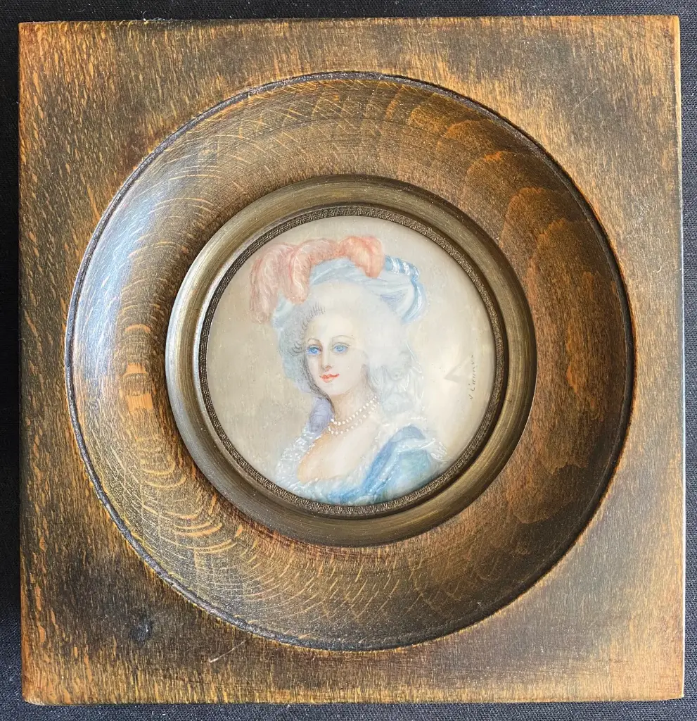 Jolie miniature ancienne signé ( non reconnue), portrait de Marie-Antoinette cadre en bois naturel et contour en bronze. En bel état et finement peint. 14cmx14cm