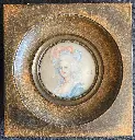 Jolie miniature ancienne signé ( non reconnue), portrait de Marie-Antoinette cadre en bois naturel et contour en bronze. En bel état et finement peint. 14cmx14cm