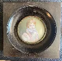 Miniature ancienne signée, une élégante" cadre en bois noirci et contour en laiton. En bel état et finement peint.                                       Antique signed miniature, an elegant "blackened wooden frame with brass surround. In beautiful condition and finely painted.