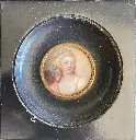 Jolie miniature ancienne, " L'élégante" cadre en bois noirci et contour en laiton. En bel état et finement peint.  Beautiful antique miniature, "The Elegant" with a blackened wooden frame and brass trim. In beautiful condition and finely painted.