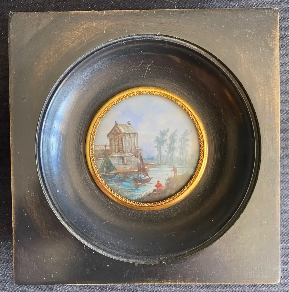 Miniature ancienne, au décor d'une rivière, cadre en bois noirci et contour en laiton. En bel état et finement peint.
