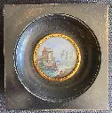 Miniature ancienne, au décor d'une rivière, cadre en bois noirci et contour en laiton. En bel état et finement peint.  Antique miniature, with a river setting, blackened wooden frame and brass outline. In beautiful condition and finely painted.