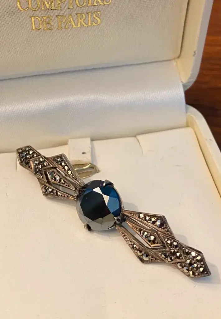 Broche des années 1900 en argent massif, 925°poinçonnée bien sur.  Brooch from the 1900s in solid silver, 925° hallmarked of course.
