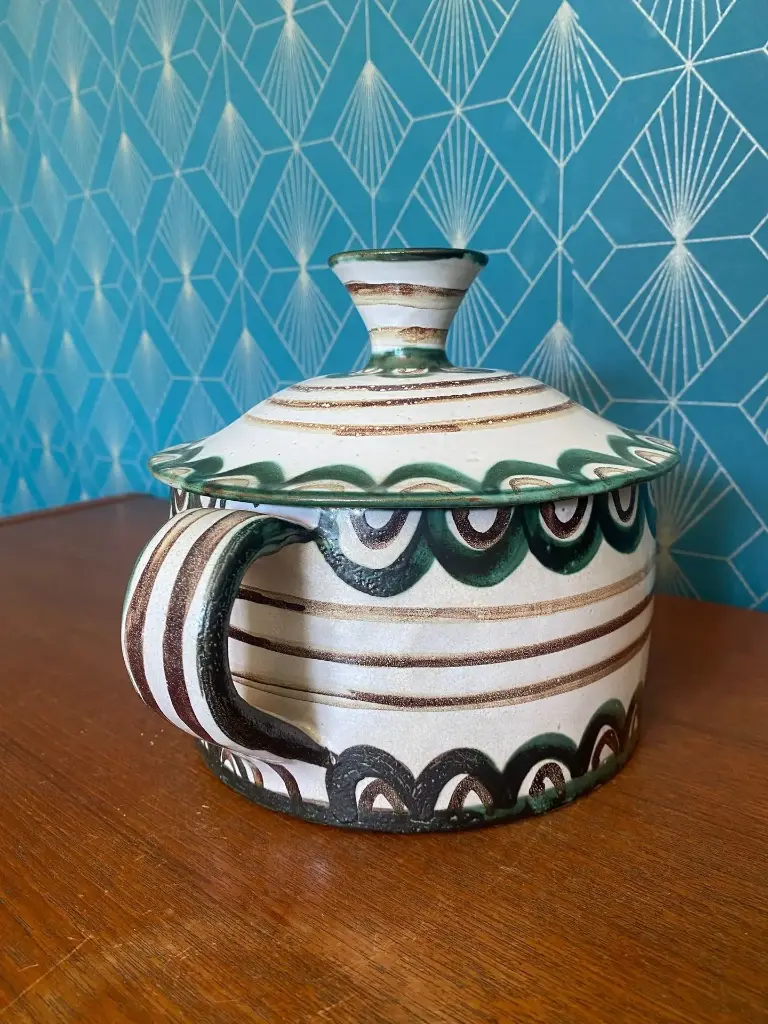 Robert Picault, Superbe soupière à couvert, en céramique émaillée, signée, numérotée, des années. Robert Picault, Superb covered soup tureen, in enamelled ceramic, signed, numbered, from the years.