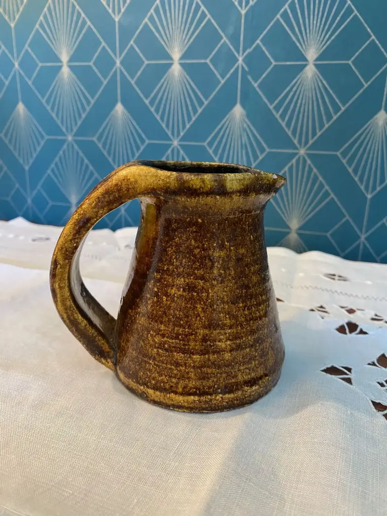 ACCOLAY, Pichet ancien , double A, signé, première production garantie, 1950.                                           ACCOLAY, Antique pitcher, double A, signed, first production guaranteed, 1950.