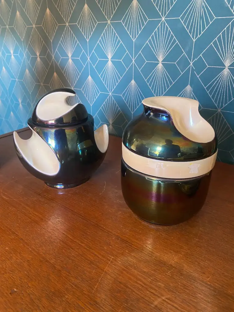 Nécessaire de fumeur, 2 pots à tabac en céramique art déco.            Smoker's kit, 2 art deco ceramic tobacco jars.