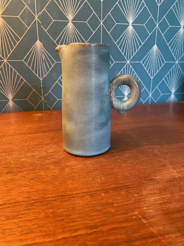 Jacques Blin, céramique vintage, bleu stylisé, petit pichet en parfait état.    Jacques Blin, vintage ceramic, stylized blue, small pitcher in perfect condition.