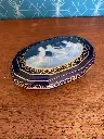 Bonbonnière ancienne signé Camille THARAUD (1878-1956), porcelaine de Limoges.                                                  Antique candy box signed Camille THARAUD (1878-1956), Limoges porcelain.
