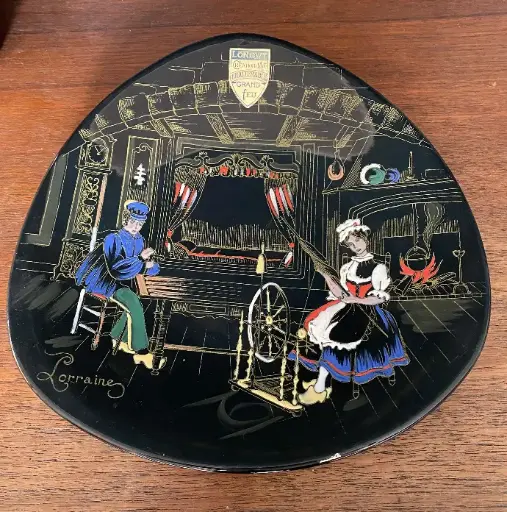 Longwy assiette du milieu XXème.                             Longwy plate from the middle of the 20th century