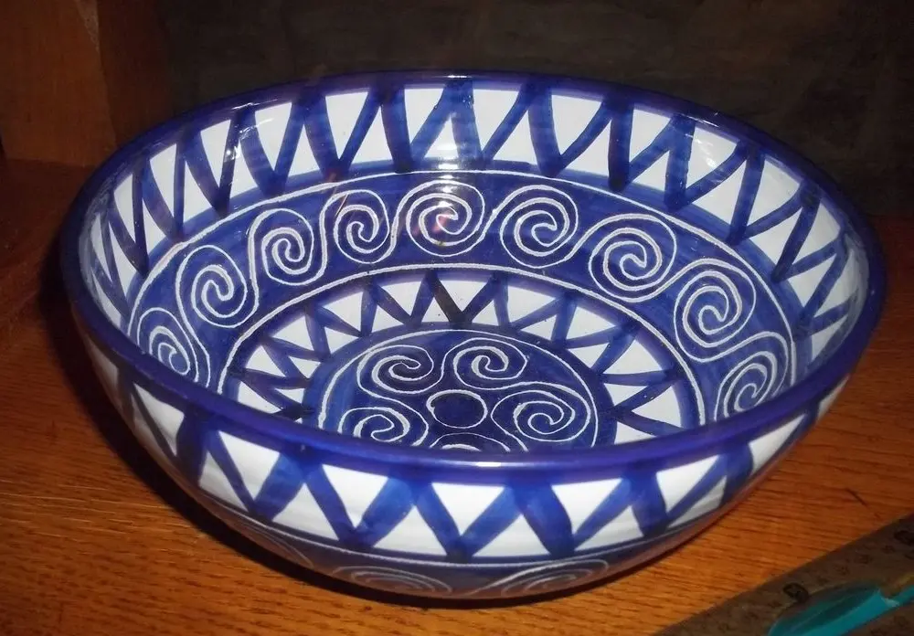 Grand plat en céramique signé Robert Picault, Vallauris.                                    Large ceramic dish signed Robert Picault, Vallauris.